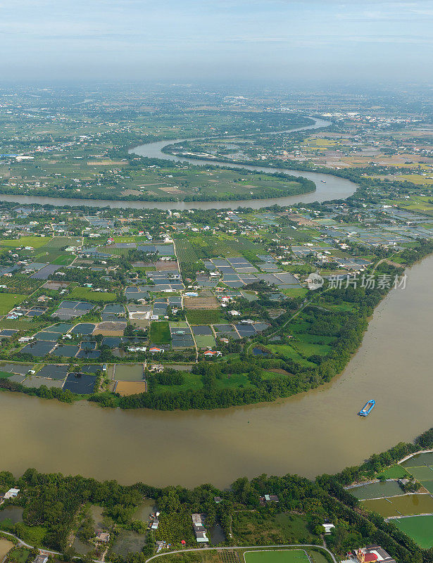 越南龙安省，Vam Co河环绕火龙果园和虾池的航拍视频